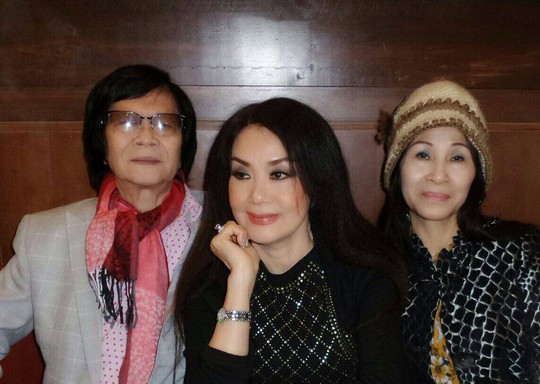 Danh ca Minh Cảnh và vợ chụp ảnh lưu niệm với NSƯT Mỹ Châu