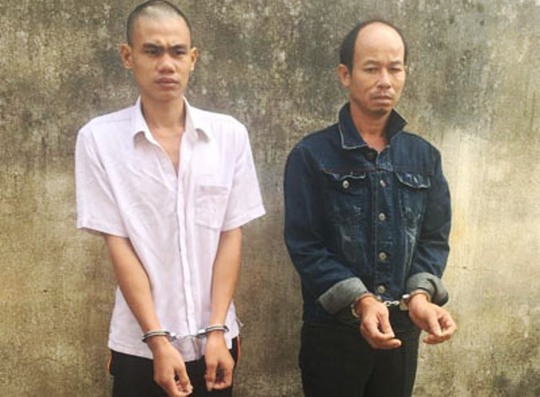 
Phạm Văn Luyện (áo đen) trốn truy nã 18 năm, thay tên đổi họ vẫn không thoát
