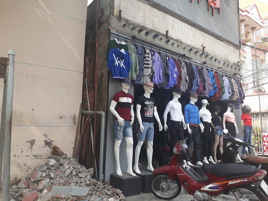 
Một cửa hàng quần áo đã dọn xong phần mặt tiền lấn chiếm vỉa hè
