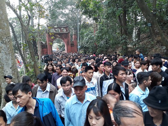 Người lớn, trẻ em đu dây thừng leo vách núi dâng hương Vua Hùng