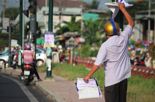
Một cán bộ phường đang cố gắng tháo gỡ các băng rôn trên đường Phạm Văn Đồng (phường Hiệp Bình Chánh, quận Thủ Đức). Vị này cho biết mỗi ngày phải đi tháo gỡ 2-3 lần nhưng vẫn không xuể
