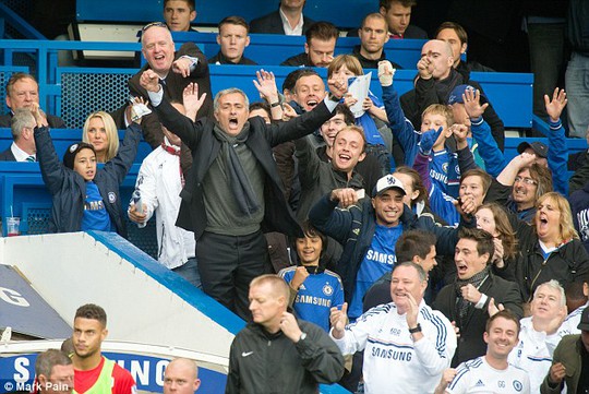 
HLV Mourinho ngồi chung CĐV Chelsea năm 2013 sau khi bị trọng tài đuổi
