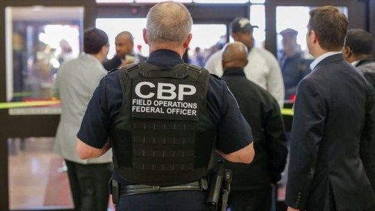 Nhân viên Cơ quan Hải quan và Bảo vệ Biên giới Mỹ (CBP) tại sân bay TP Atlanta. Ảnh: EPA