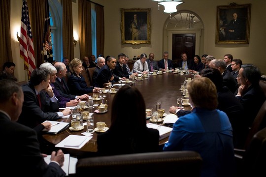 Tổng thống Obama họp với các quan chức tại Phòng Nội các (với đèn sáng) ngày 23-11-2009. Ảnh: THE NEW YORK TIMES
