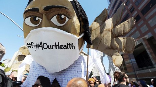 Người biểu tình phản đối ông Trump hủy bỏ Obamacare. Ảnh: AP