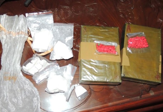 Ngoài 12,5 bánh heroin, công an còn thu giữ hàng ngàn viên ma túy tổng hợp và súng đạn - Ảnh: Công an Hà Nam
