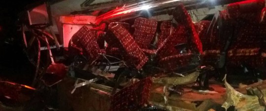 Hiện trường vụ xe buýt tông xe tải. Ảnh: AP