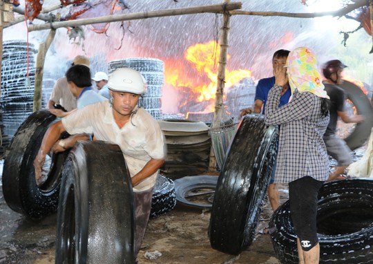 Cháy xưởng lốp xe, hàng trăm người hoảng loạn - Ảnh 2.