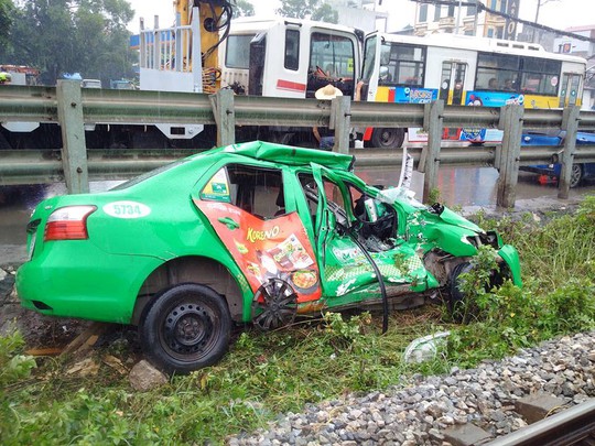 Qua đường sắt đón khách, taxi Mai Linh bị tàu hỏa tông nát - Ảnh 2.