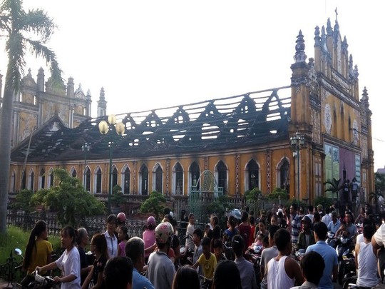 Cháy lớn thiêu rụi nhà thờ 129 năm tuổi - Ảnh 2. Cháy lớn thiêu rụi nhà thờ 129 năm tuổi - Ảnh 2.
