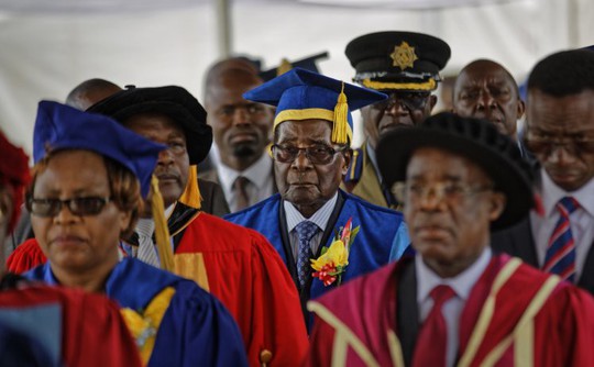 Vì sao quân đội Zimbabwe để Tổng thống Mugabe xuất hiện? - Ảnh 2.
