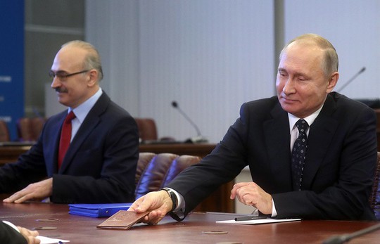 Ông Putin một mình đi nộp hồ sơ tranh cử tổng thống - Ảnh 1.