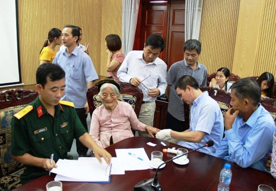 Lấy mẫu giám định ADN liệt sĩ hy sinh tại hang Tám Cô - Ảnh 1.