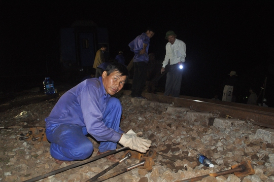 
Lực lượng công nhân đang sửa chữa lại đường ray
