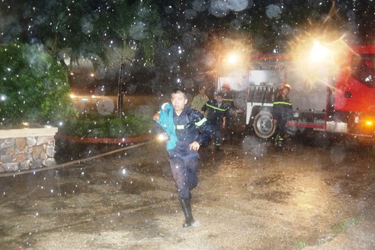 Cứu 7 nhân viên trực kẹt trong tòa nhà cháy đêm mưa bão - Ảnh 1.