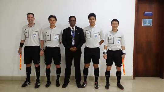 Trọng tài Kim Hee Gon (thứ hai bên phải) cho rằng pha bóng của Samson chắc chắn phải nhận thẻ đỏ