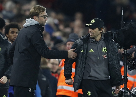 Cuộc so tài trên băng ghế huấn luyện của Juergen Klopp và Antonio Conte đã bất phân thắng bại