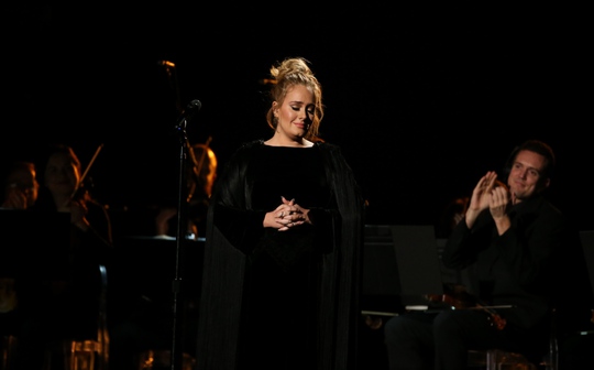 Adele có phần trình diễn gặp sự cố nhỏ