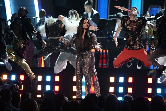 Demi Lovato trình diễn trên sân khấu Grammy lần thứ 59