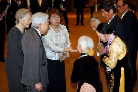 
Nhật hoàng Akihito cùng Hoàng hậu Michiko gặp mặt người thân các cựu binh Nhật
