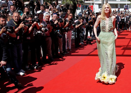 Elle Fanning đọ sắc Nicole Kidman trên thảm đỏ - Ảnh 2.