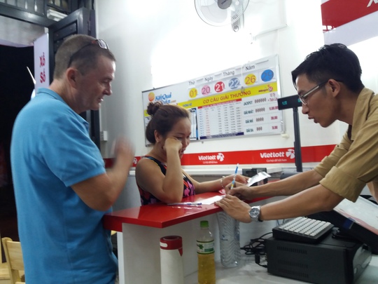 
Một du khách nước ngoài chọn mua vé số điện toán
