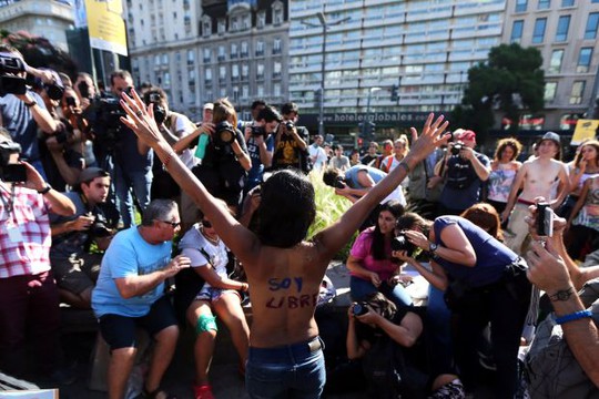 
Hàng chục phụ nữ ngực trần đã biểu tình ở thủ đô Buenos Aires. Ảnh:Reuters
