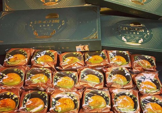 Buôn bánh trung thu xách tay, lãi 300 triệu/tháng - Ảnh 1.