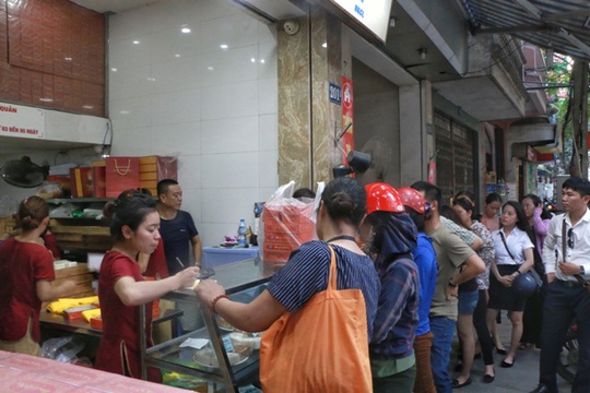 Hà Nội: Xếp hàng dài đợi mua bánh trung thu truyền thống - Ảnh 6.