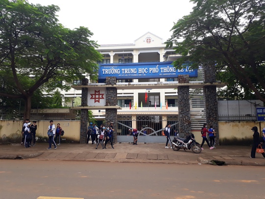 Học sinh đồng loạt ký đơn xin... không học thêm - Ảnh 2. Học sinh đồng loạt ký đơn xin... không học thêm - Ảnh 2.
