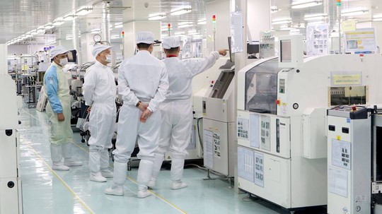 CEO Nguyễn Tử Quảng thị sát nhà máy sản xuất Bphone 2 - Ảnh 3.