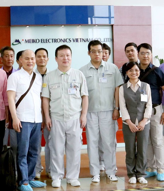 CEO Nguyễn Tử Quảng thị sát nhà máy sản xuất Bphone 2 - Ảnh 1.
