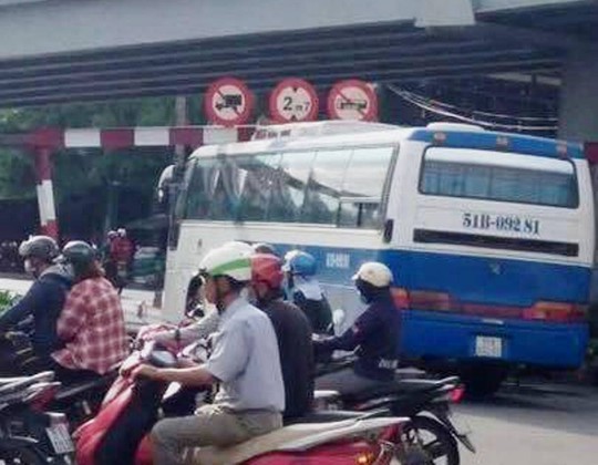 Cửa ngõ sân bay Tân Sơn Nhất hỗn loạn vì sự cố giao thông - Ảnh 1.