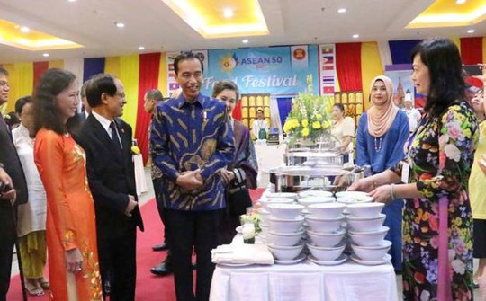 Tổng thư ký ASEAN giới thiệu phở Việt Nam với Tổng thống Indonesia - Ảnh 2.