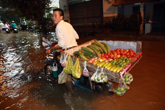 Sài Gòn hụp lặn trong nước ngập đêm đầu tuần - Ảnh 8.