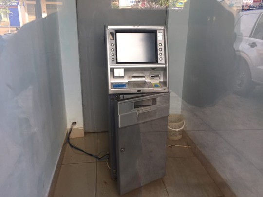 Táo tợn cạy phá trụ ATM bất chấp camera an ninh - Ảnh 2.