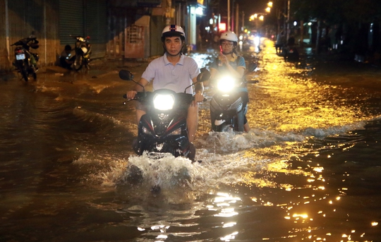 Sài Gòn hụp lặn trong nước ngập đêm đầu tuần - Ảnh 6.