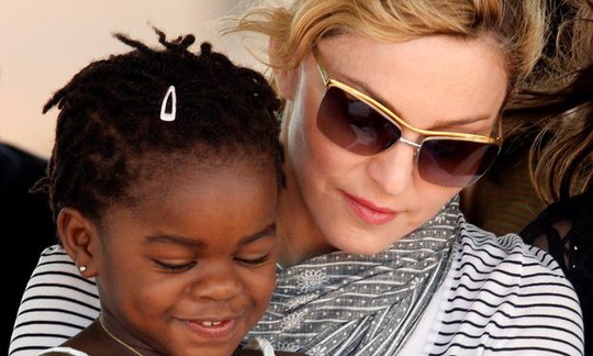 
Madonna và con nuôi Mercy James
