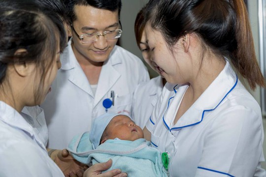 Viện trưởng đặt tên, kêu gọi mẹ đến nhận bé trai bị bỏ rơi - Ảnh 2.