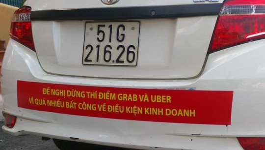 TP HCM: Taxi Vinasun đồng loạt dán bảng phản đối Uber, Grab - Ảnh 2.