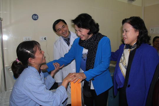 
Trước đó, Chủ tịch Quốc hội Nguyễn Thị Kim Ngân cũng đến BV K Trung ương thăm và tặng quà cho các bệnh nhân có hoàn cảnh khó khăn. Chủ tịch Quốc hội mong muốn đây thực sự trở thành BV đầu ngành về điều trị ung bướu cho người dân, giúp người dân vượt qua khó khăn, chiến thắng bệnh tật
