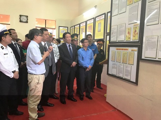 Khách tham quan triển lãm bản đồ và trưng bày tư liệu với chủ đề “Hoàng Sa, Trường Sa của Việt Nam-những bằng chứng lịch sử và pháp lý”