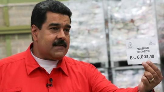 Tổng thống Maduro công bố tăng lương hôm 8-1. Ảnh: EPA