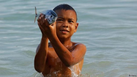 Trẻ em Moken dành phần lớn thời gian trong ngày ở dưới nước để tìm thức ăn. Ảnh: ALAMY