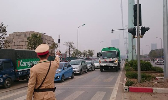 
Lực lượng CSGT tạm dừng 1 phương tiện lấn làn xe buýt nhanh
