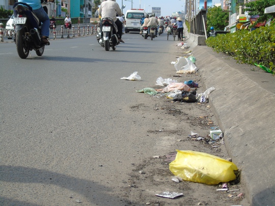Chân cầu Nguyễn Văn Cừ cũng đã kịp trở thành “điểm tập kết rác”.