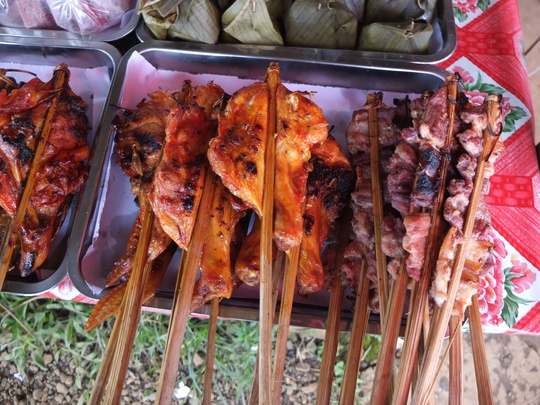 
Cá, gà – hai món nướng thường thấy ở Lào
