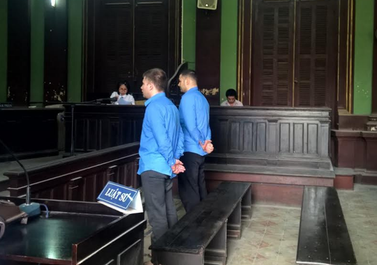 
Hai bị cáo đã rút tiền hàng trăm lượt tại các ngân hàng
