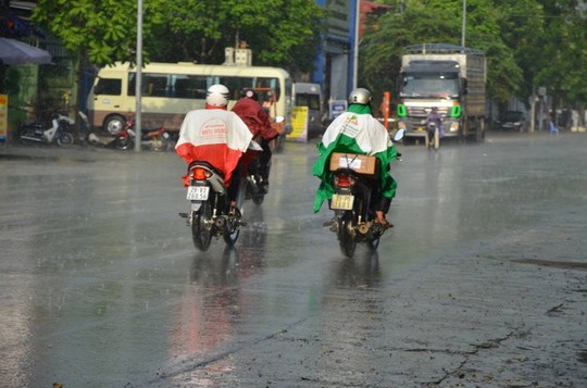 Cơn mưa vàng đã trút xuống Hà Nội sau nắng nóng kỷ lục - Ảnh 1.