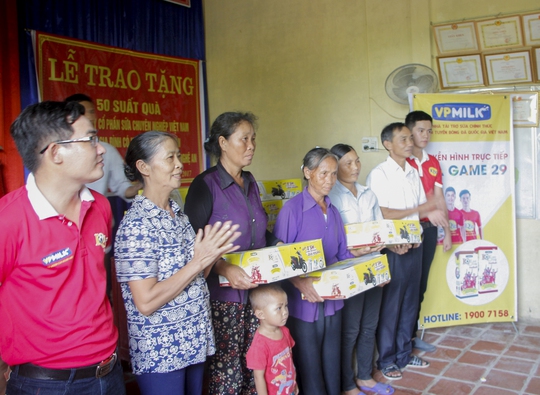 Gia đình Công Phượng cổ vũ U22 Việt Nam bằng hành động ý nghĩa - Ảnh 4.
